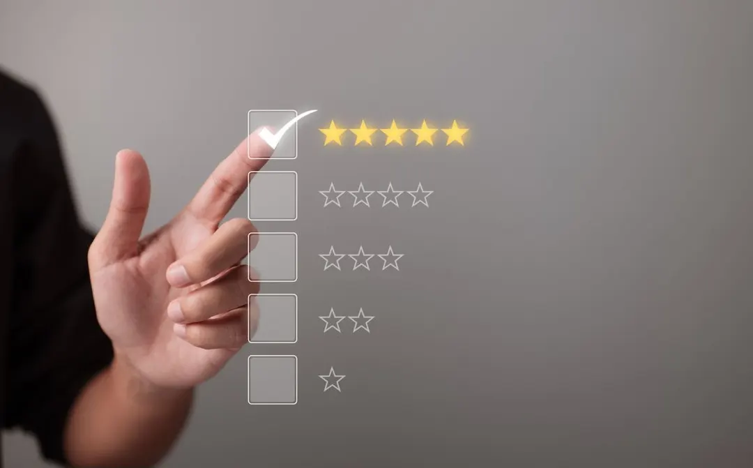 Una mano marca cinco estrellas en una escala de valoración